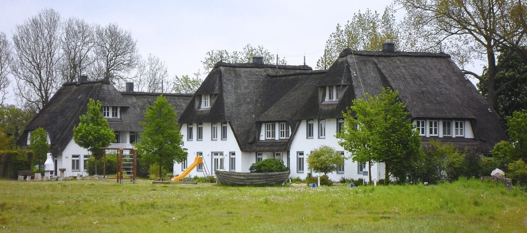 découvrez nos charmants bungalows, parfaits pour des escapades relaxantes en pleine nature. profitez du confort moderne tout en étant entouré de paysages apaisants. idéal pour des vacances en famille ou entre amis!