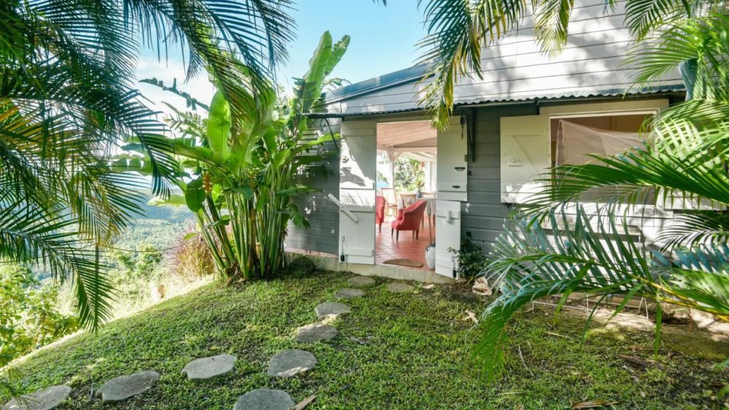 découvrez l'hébergement écologique en guadeloupe, une expérience unique alliant confort et respect de l'environnement. séjournez dans des éco-lodges immersifs, profitez de la beauté de la nature tout en préservant les écosystèmes locaux. votre voyage en harmonie avec la planète vous attend !