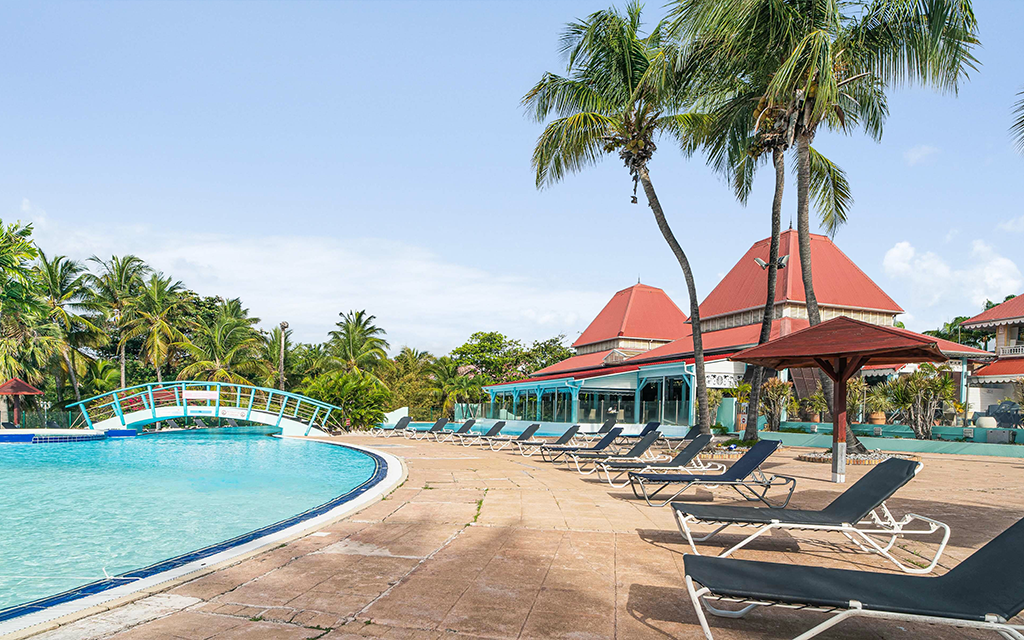 découvrez les merveilles de la guadeloupe lors de vos vacances : plages de sable blanc, eaux turquoise, culture vibrante et paysages époustouflants vous attendent. profitez d'un séjour inoubliable entre détente et aventures.