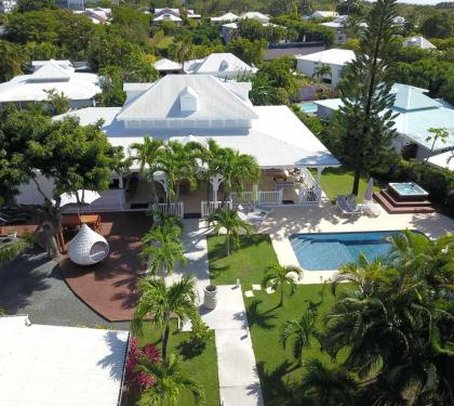 découvrez notre sélection des meilleurs hôtels en guadeloupe, où confort et beauté des paysages se rencontrent. profitez d'un séjour inoubliable sur cette île paradisiaque avec des hébergements allant des bungalows en bord de mer aux luxueux complexes hôteliers.