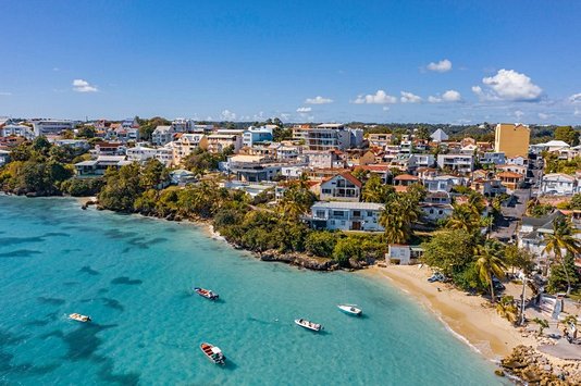 découvrez les meilleures offres d'hébergement en guadeloupe en comparant les prix. trouvez l'option idéale pour vos vacances grâce à notre guide complet et économisez sur votre séjour tout en profitant des paysages paradisiaques de l'île.