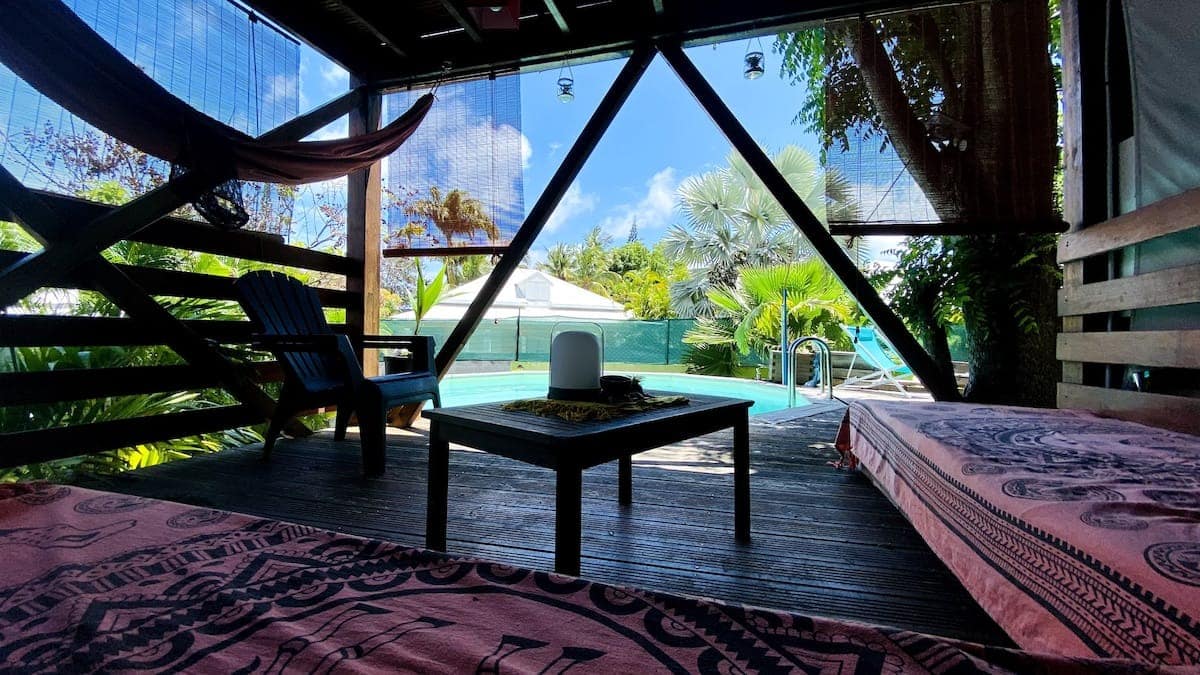 découvrez notre hébergement écologique en guadeloupe, un lieu idéal pour profiter de la nature tout en respectant l'environnement. offrez-vous un séjour authentique, entre plages paradisiaques et activités écoresponsables, pour des vacances inoubliables.