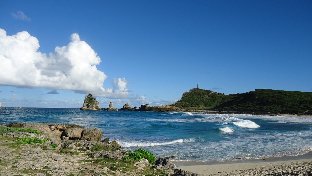 découvrez la beauté envoûtante de la guadeloupe, une île paradisiaque des caraïbes célèbre pour ses plages de sable blanc, ses eaux turquoise et sa riche culture créole. explorez ses paysages variés, de la forêt tropicale aux volcans, et laissez-vous séduire par sa cuisine exquise et son ambiance chaleureuse.
