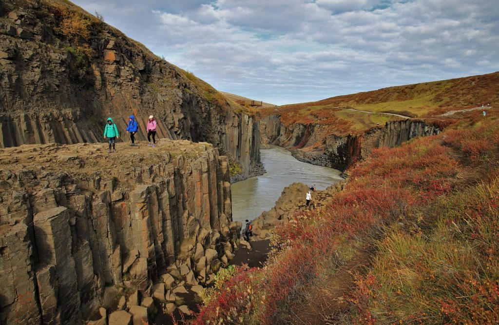 découvrez des expériences inoubliables avec notre visite guidée, où un expert vous emmène à travers les lieux emblématiques, partagent des histoires fascinantes et vous dévoile les secrets bien gardés de chaque destination.